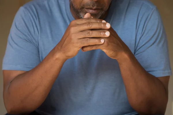 Hombre afroamericano rezando . —  Fotos de Stock