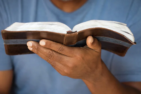 Hombre afroamericano leyendo la Biblia . — Foto de Stock