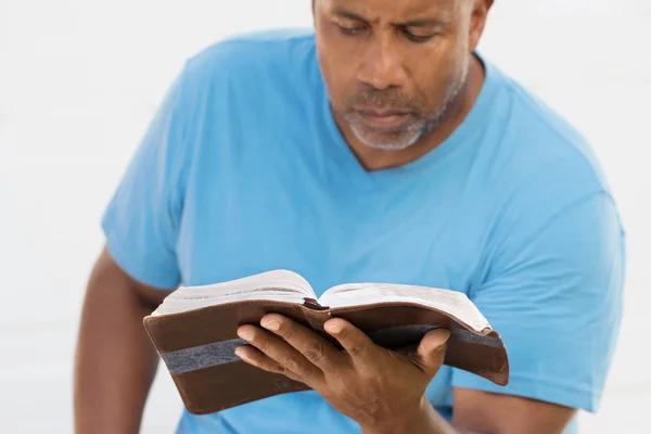 African American man läsa Bibeln. — Stockfoto