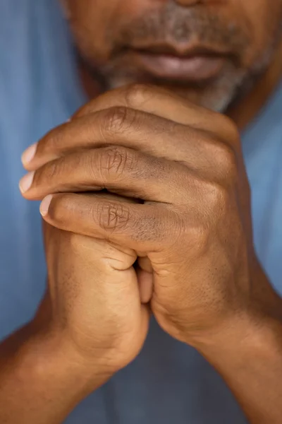 Africano homem americano rezando . — Fotografia de Stock