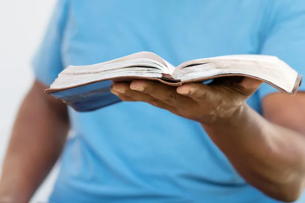 Afrika kökenli Amerikalı adam İncil okuma. — Stok fotoğraf