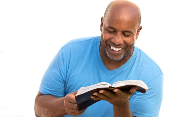 African American man läsa Bibeln. — Stockfoto