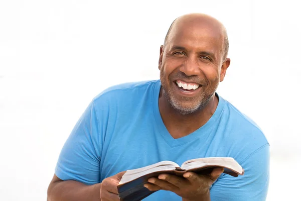 African American man läsa Bibeln. — Stockfoto