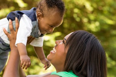 Afrika kökenli Amerikalı anne konuşmak ve oğlu ile oynarken