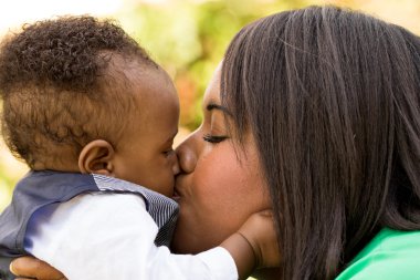Afrika kökenli Amerikalı anne konuşmak ve oğlu ile oynarken