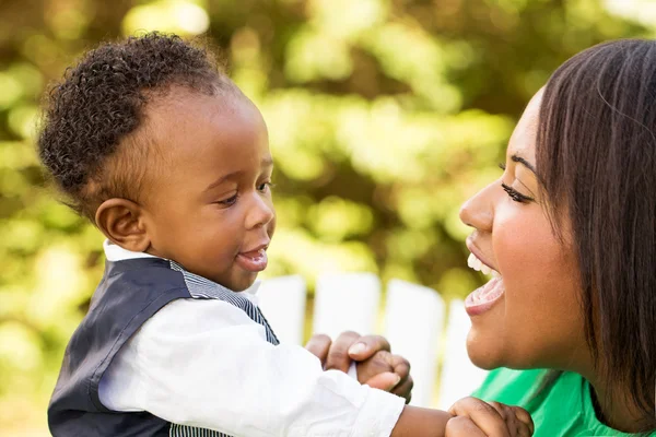 Madre afroamericana hablando y jugando con su hijo — Foto de Stock