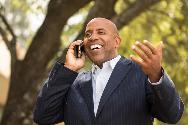 Podnikatel, networking a mluví po telefonu — Stock fotografie