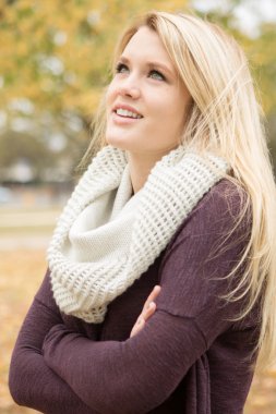 Genç genç kız görünümlü umutlu.