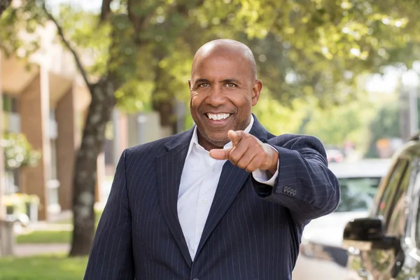 Uomo d'affari afroamericano che punta il dito contro la macchina fotografica . — Foto Stock