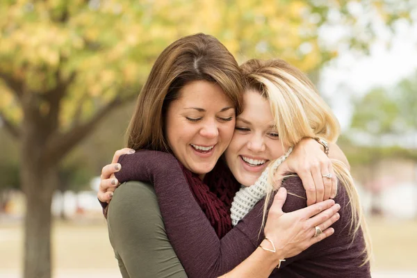 Moeder haar tienerdochter knuffelen. — Stockfoto