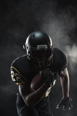 bir futbol ile çalışan oyuncu