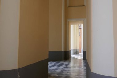 Pieve di Teco, Liguria, İtalya 'daki Aziz John kilisesinin geçidi.