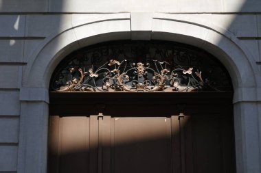 İsviçre 'nin başkenti Sankt Gallen' de, işlemeli demirden yapılmış zarif bir akvaryuma sahip bir evin güneşli kapısı.