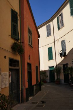 Levanto, İtalya 'da kıvrımlı ve renkli cepheli güneşli bir cadde