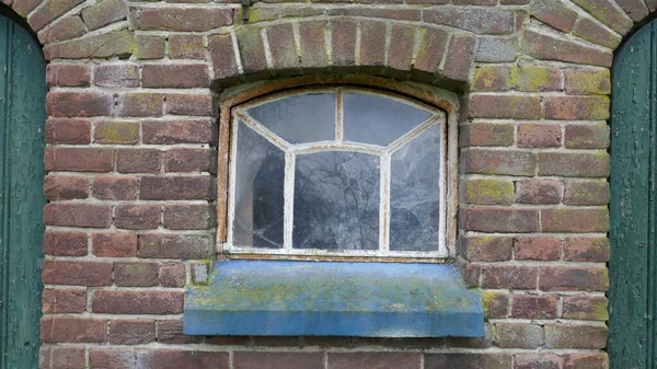 Część Elewacji Starego Domu Rustykalnego Antycznym Oknem Podzielonym Barami — Zdjęcie stockowe