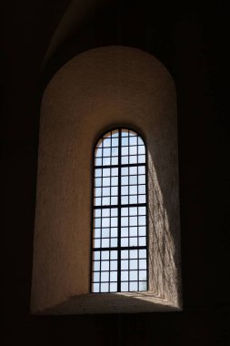 Almanya 'nın Hildesheim kentindeki St. Michael Kilisesi' nde gün ışığını işgal eden kilise penceresi.