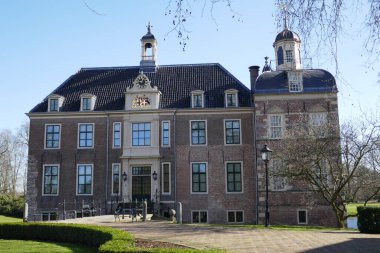 Kalenin önünde, sağında büyük bir kule var ve etrafı park, Ruurlo, Gelderland ile çevrili.