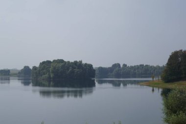 Lower Rhine 'in sisli bir manzarası var, ağustos sabahı rahatlatıcı bir manzara. Rees, Lower Rhine, Almanya