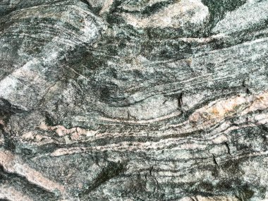 Doğal taş dokusu, gri-yeşil granit katmanlar.