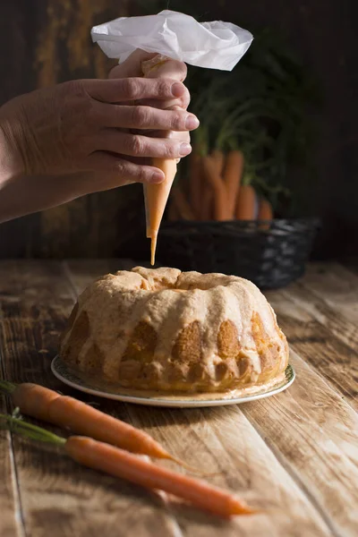 Mujer decora cupcake de zanahoria con glaseado de azúcar, pasteles caseros, hornear en casa —  Fotos de Stock