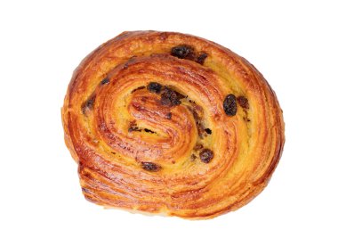 Klasik Fransız hamur işi, güzel altın-kahverengi hamur kabuğu ve tatlı koyu üzümlü, beyaz arka planda izole edilmiş, kahvaltı veya tatlı için mükemmel.