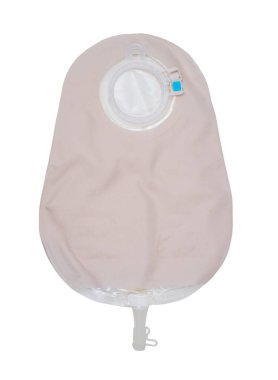 Beyaz arka planda izole edilmiş, çekilebilir bir idrar torbası, hastalara ürostomi, idrar akışını kontrol etme ve konforlu, aktif bir yaşam tarzını destekleme olanağı sağlar..