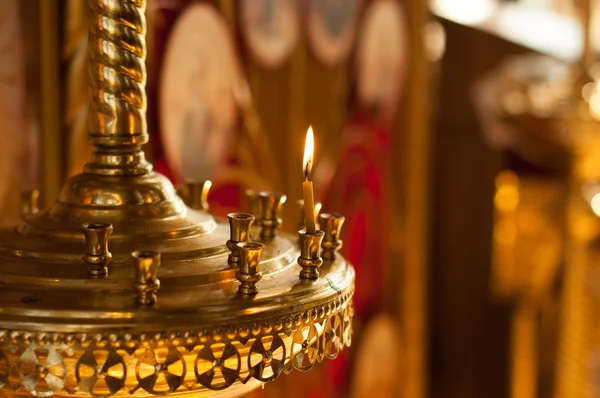 Soporte de vela de iglesia con una vela — Foto de Stock