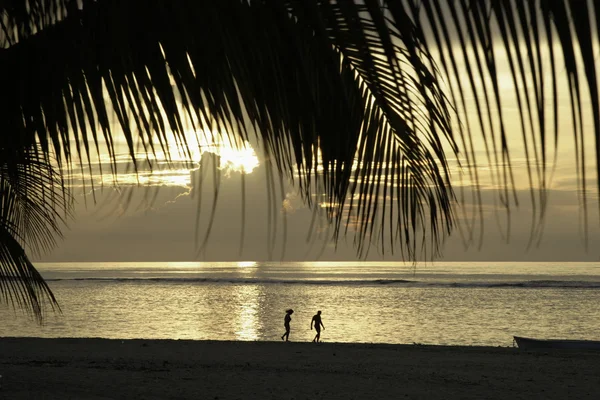 Uma bela praia de areia com maravilhoso pôr do sol — Fotografia de Stock