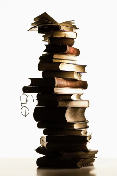 Bücherstapel mit Lesebrille — Stockfoto