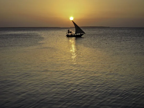 Vacker solnedgång med segelbåt — Stockfoto