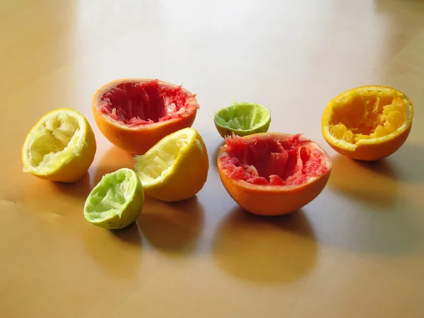 Citrus förvandlas till juice. — Stockfoto