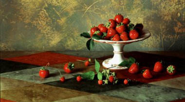 Natürmort taze olgun kırmızı meyveler ve seramik Kaide plat