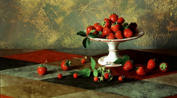 Natürmort taze olgun kırmızı meyveler ve seramik Kaide plat — Stok fotoğraf