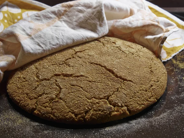 Kukuřičné bochník chleba zabalené v ručníku — Stock fotografie