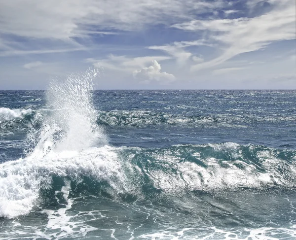 蓝色波浪加勒比海水泡沫 — 图库照片