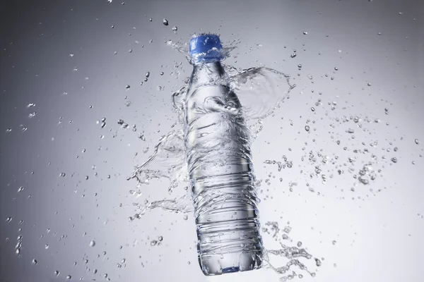 白い背景に分離されたボトルと水の飛沫 ロイヤリティフリーのストック画像