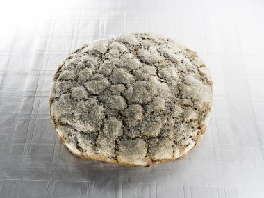 Çavdar ekmek üzerinde beyaz masa örtüsü