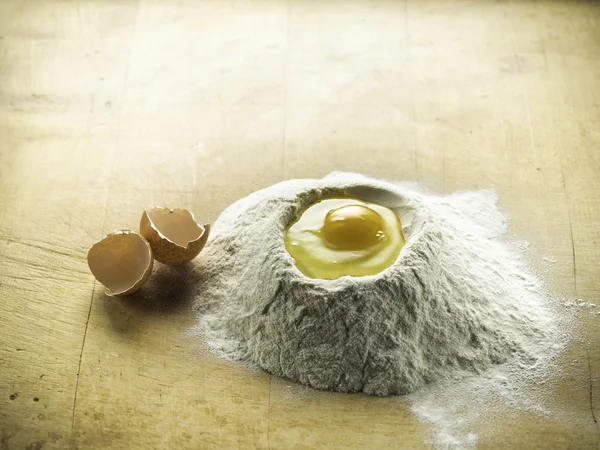 A tésztát liszttel és a tojással elkészítése. Vízszintes — Stock Fotó