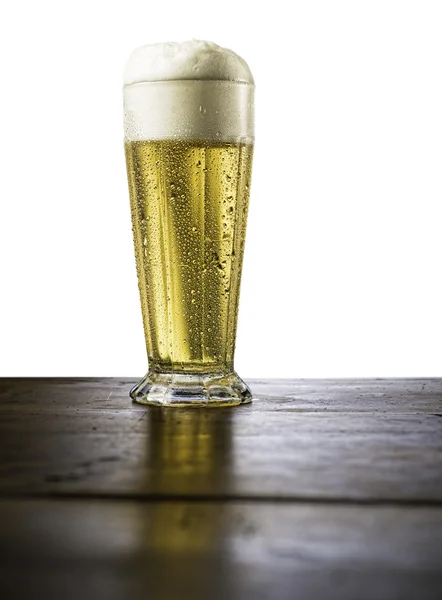 Sklenice piva na dřevěném stole — Stock fotografie