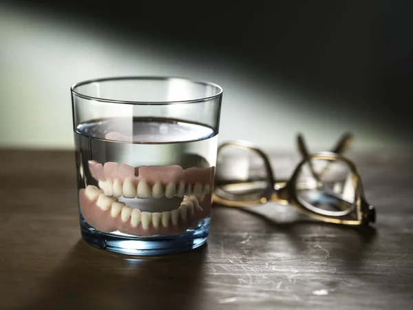 Зубы в стакане воды Стоковое Изображение