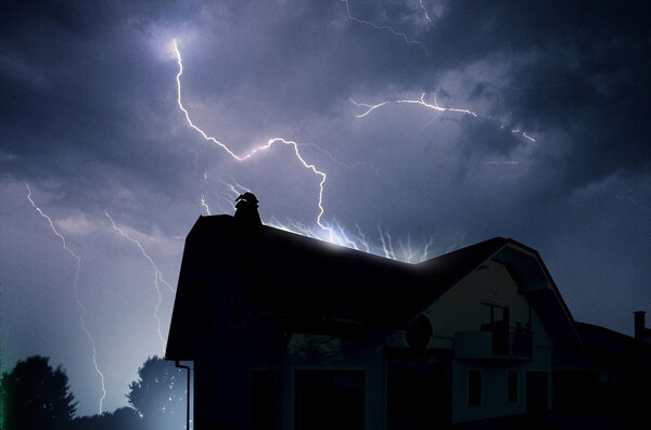 Молния в облачном небе бури
