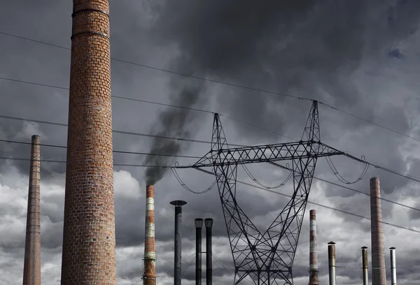 Yüksek gerilim güç hattı ve fabrika bacaları — Stok fotoğraf