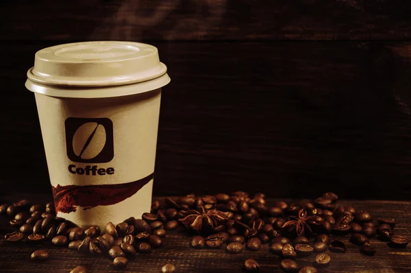 Чашка кофе и кофейных зерен на старом деревянном фоне / Винтаж — стоковое фото