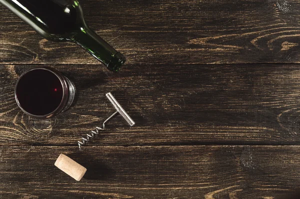 Bir şişe şarap eski ahşap tablo