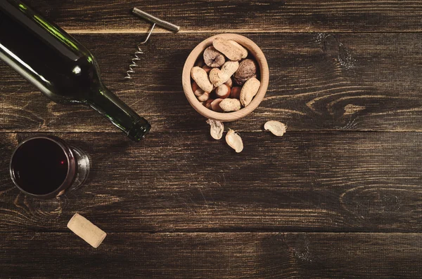 Una botella de vino en una vieja mesa de madera —  Fotos de Stock