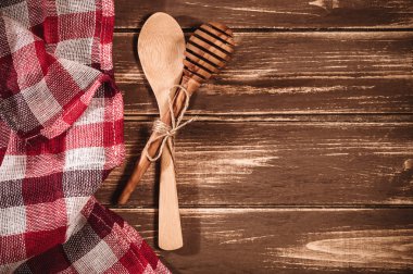 rustik ahşap arka plan üzerinde mutfak gereçleri