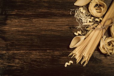 Çeşitli ahşap rustik zemin üzerine Makarna karışımı