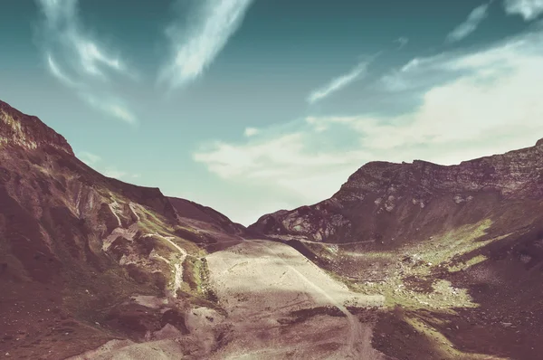 Yaz dağ tepeleri manzara. Vintage etkisi.