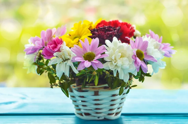 Doğal yeşil arka plan bahar çiçekleri sepeti