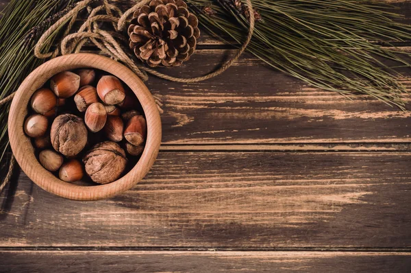 Rustik ahşap zemin üzerine fındık